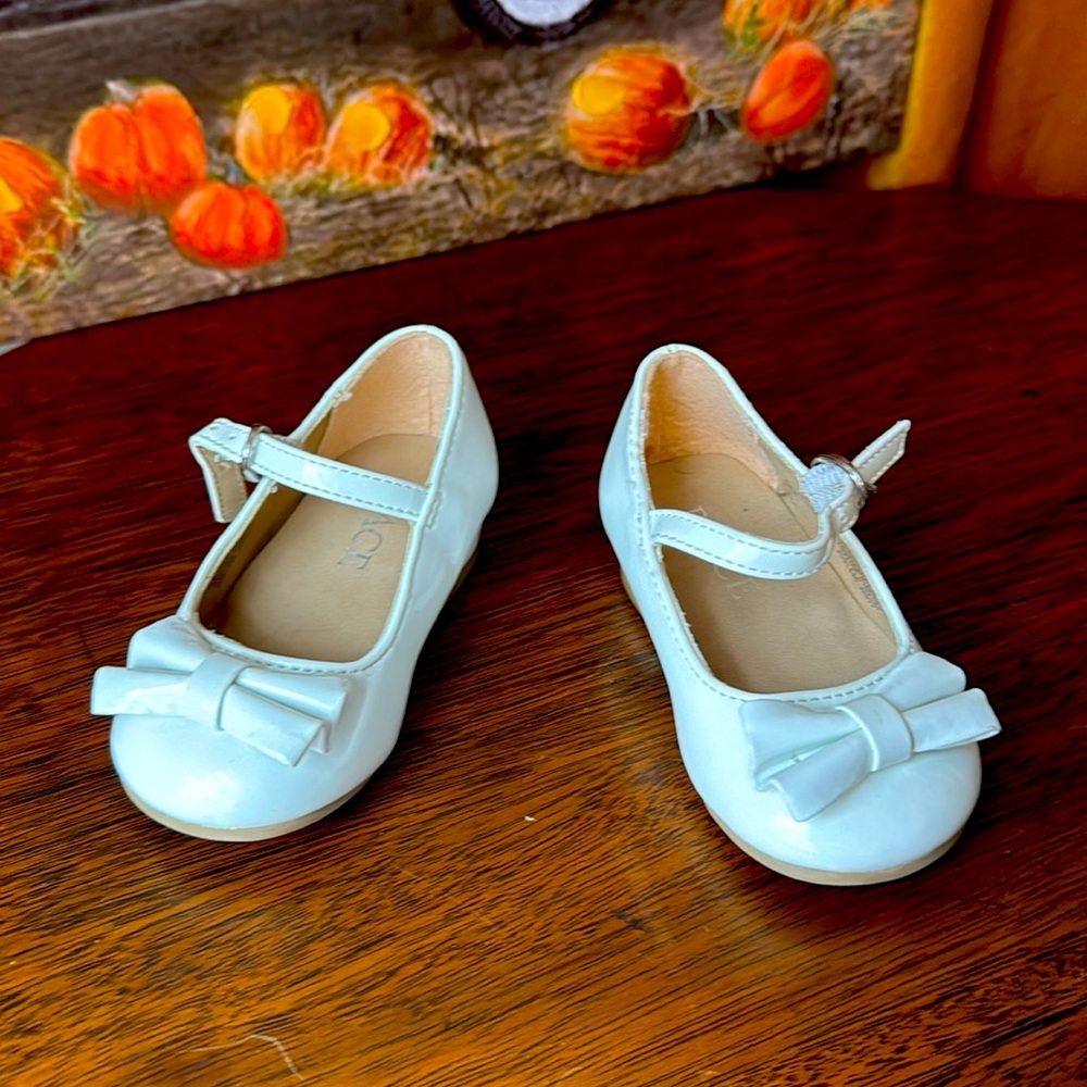 NWOT white dress shoes baby girl size 5